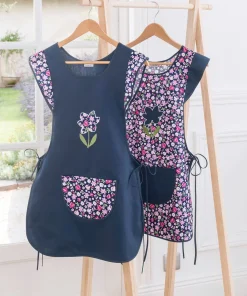 Lot de 2 tabliers chasuble uni et fleuri.